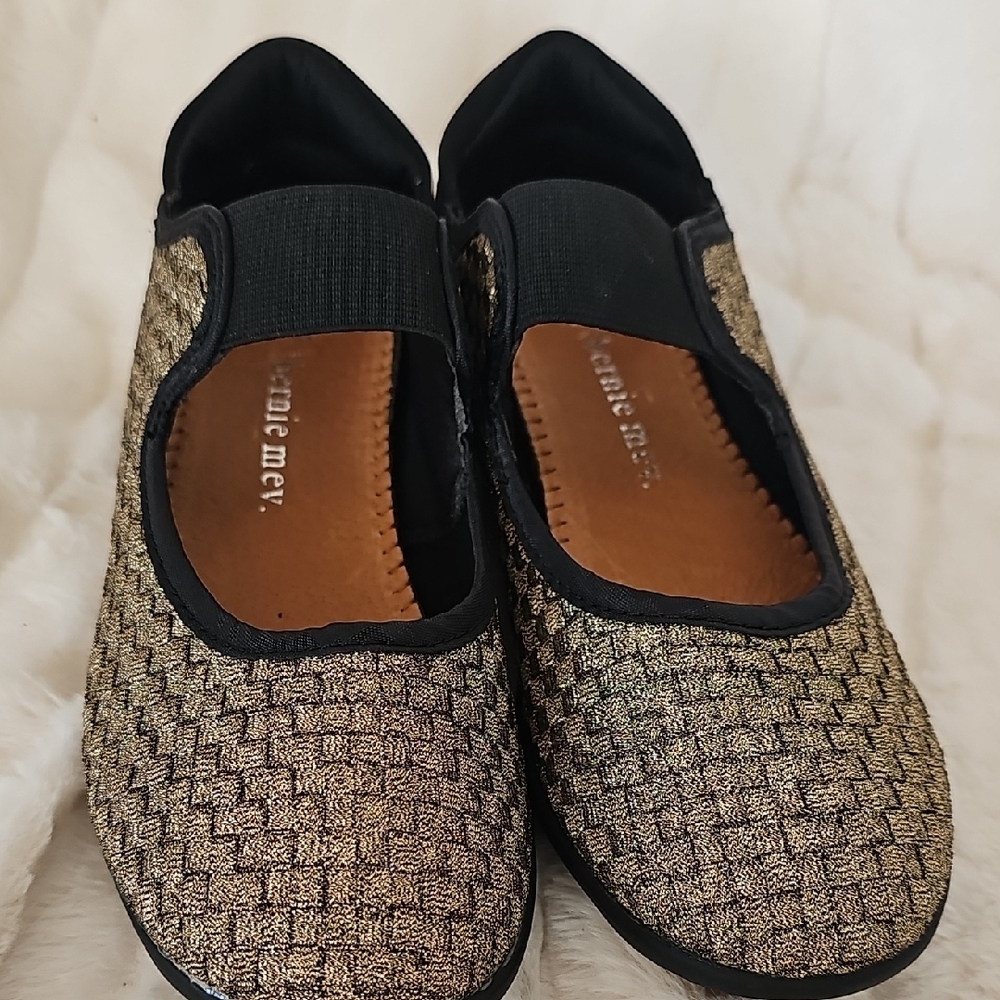 bernie mev. Women's Black and Gold Flats - Picture 4 of 9